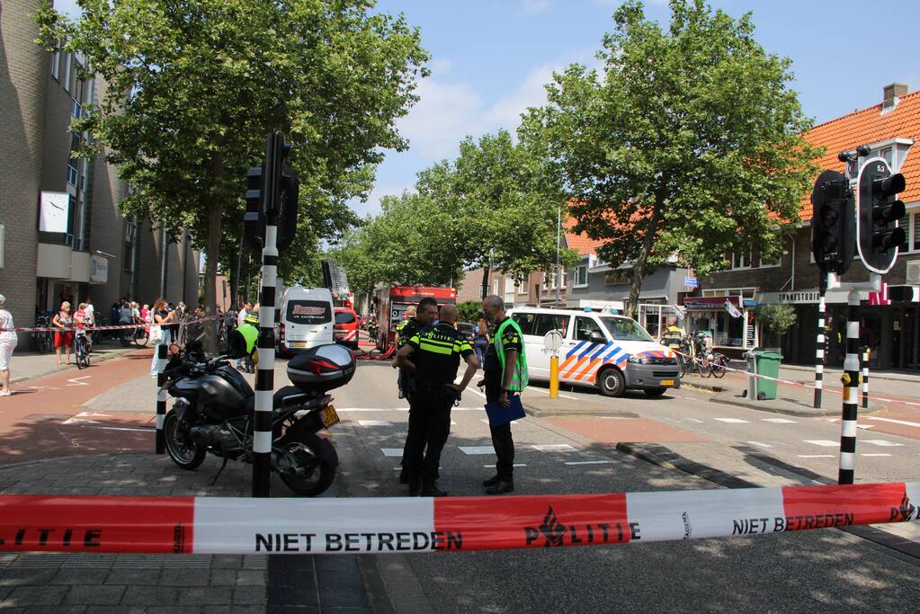 Zwarte rookwolken bij grote uitslaande woningbrand