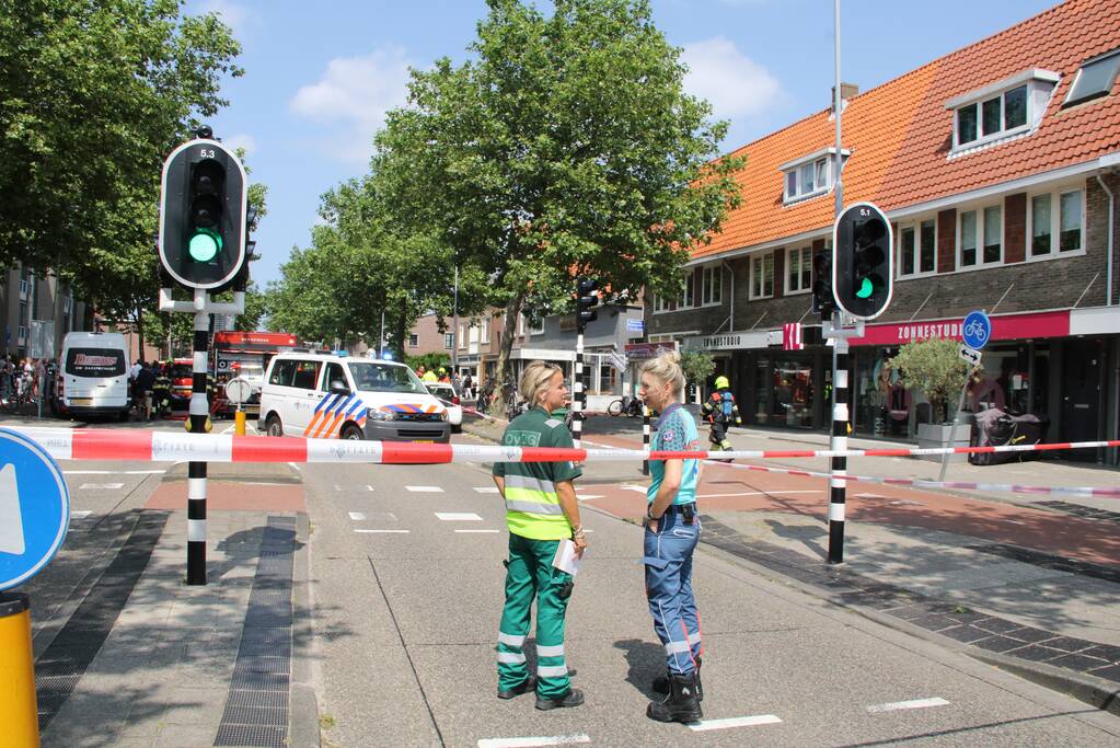 Zwarte rookwolken bij grote uitslaande woningbrand