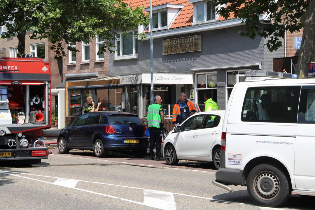 Zwarte rookwolken bij grote uitslaande woningbrand