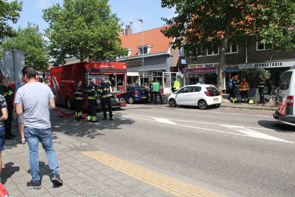 Zwarte rookwolken bij grote uitslaande woningbrand