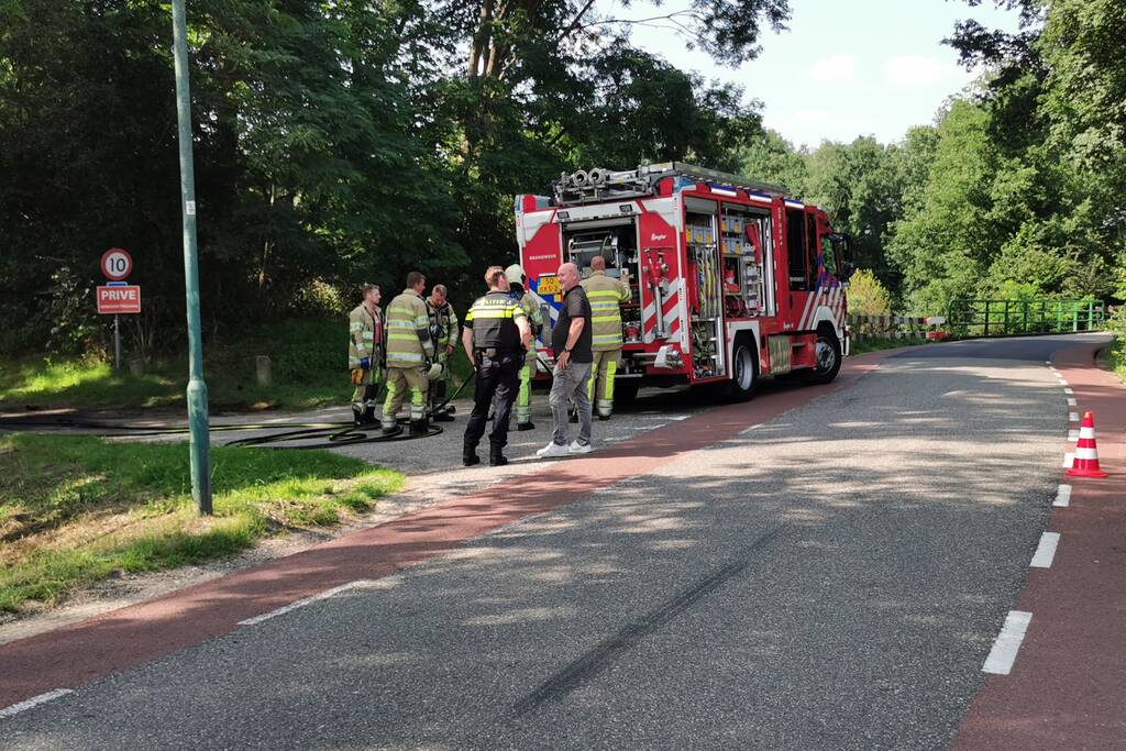 Auto brandt volledig uit
