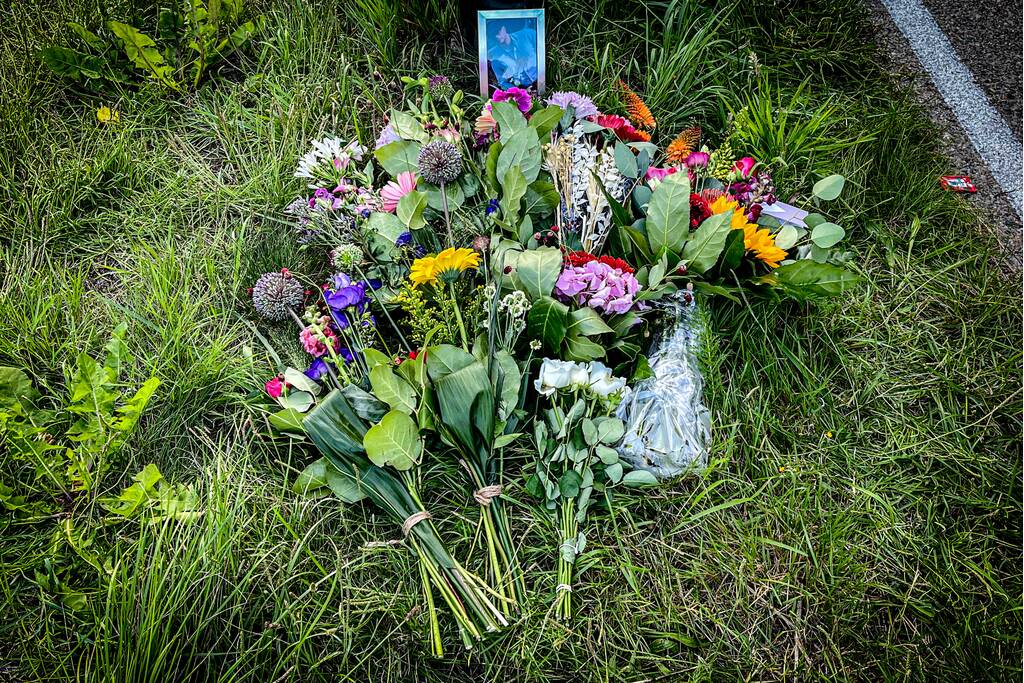 Bloemen neergelegd voor omgekomen motorrijder (32)