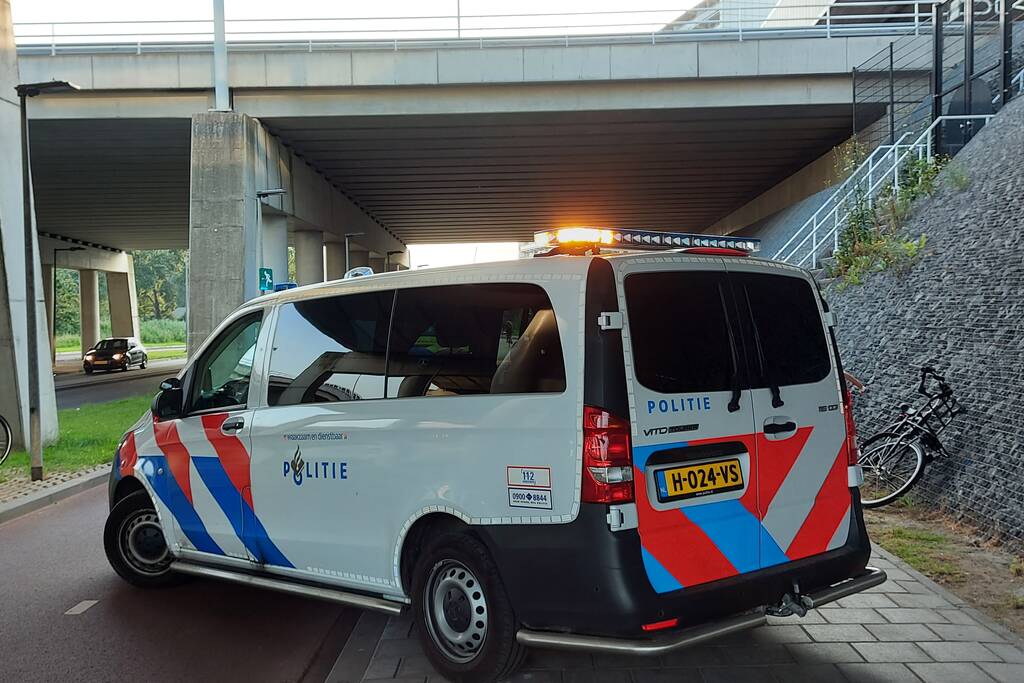 Fietsers botsen op elkaar onder viaduct