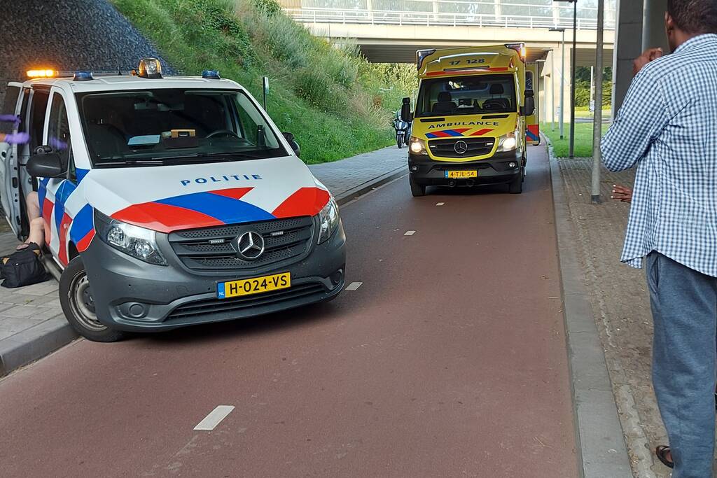 Fietsers botsen op elkaar onder viaduct