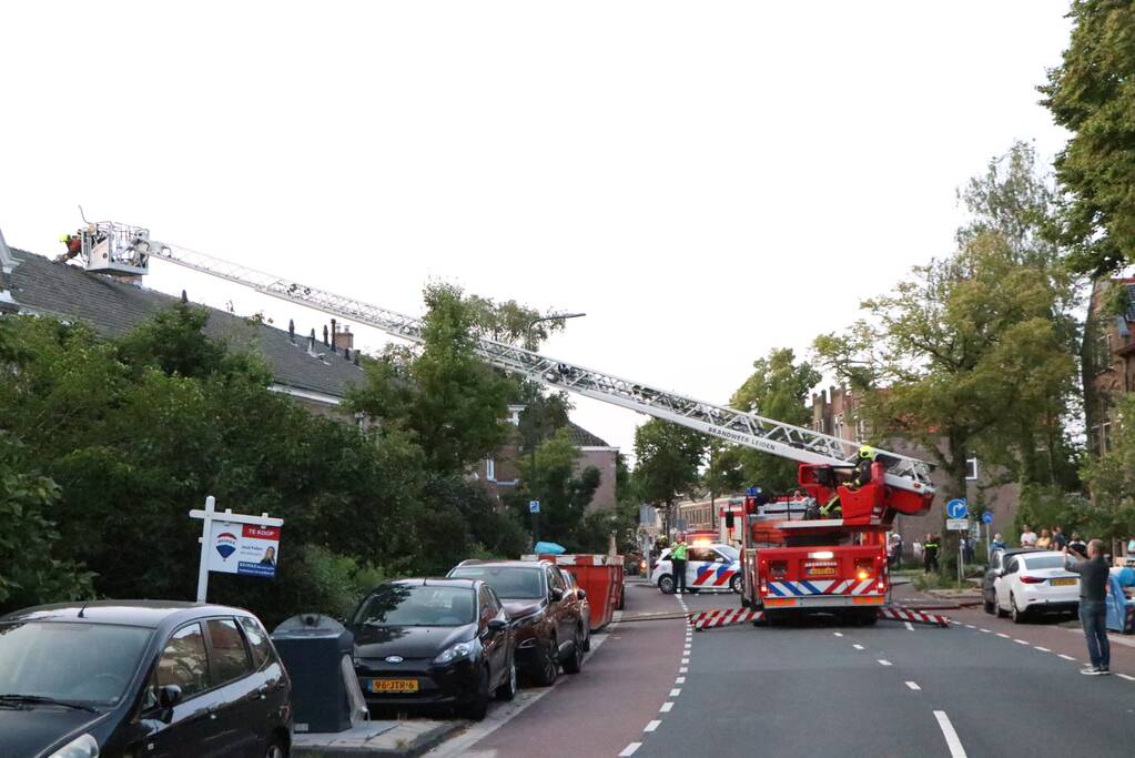 Hevige brand in dak van woning