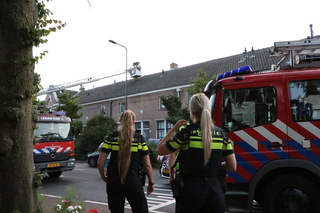 Hevige brand in dak van woning