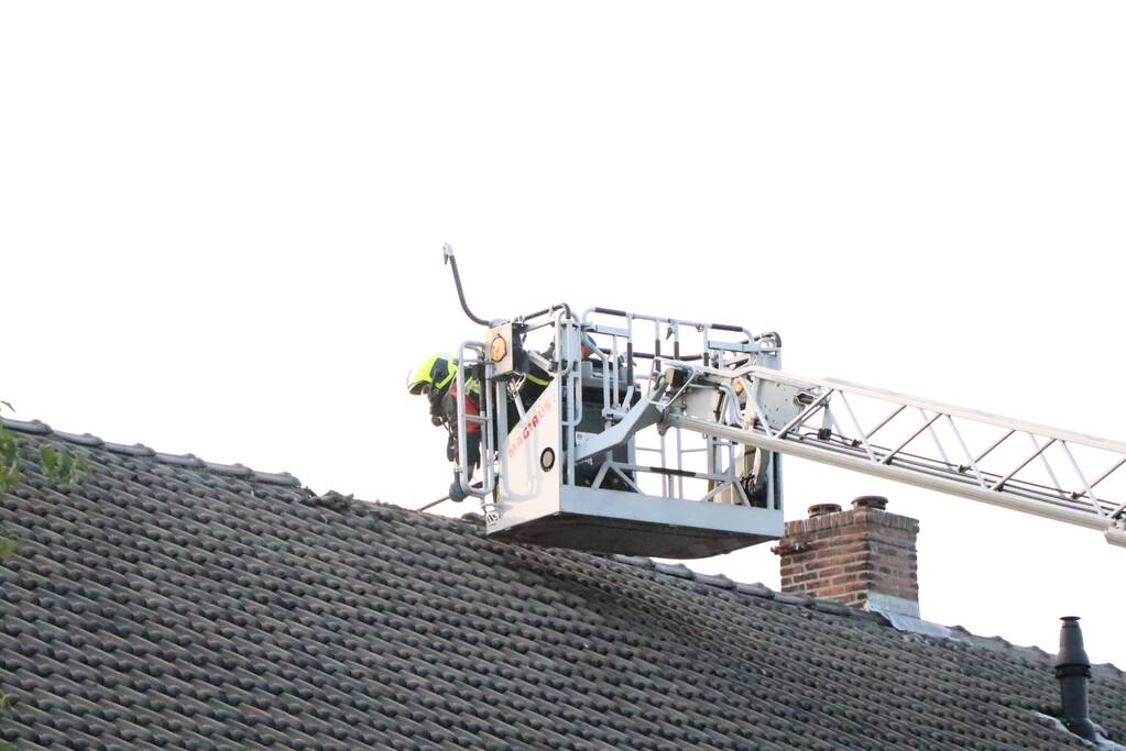 Hevige brand in dak van woning