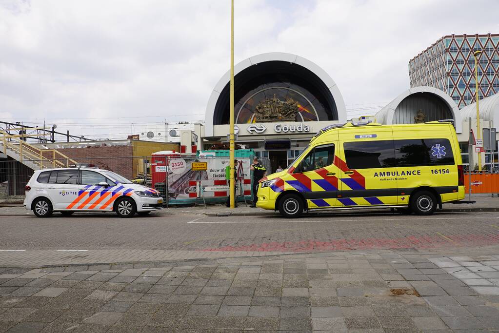 Donker getinte man gezocht na beroving NS-station
