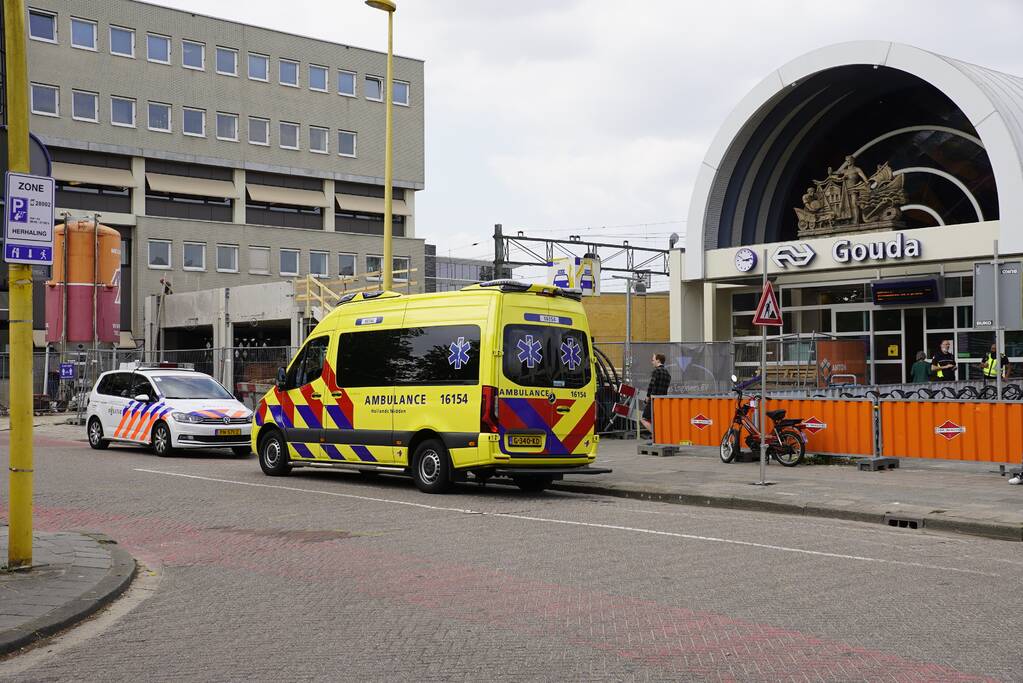 Donker getinte man gezocht na beroving NS-station