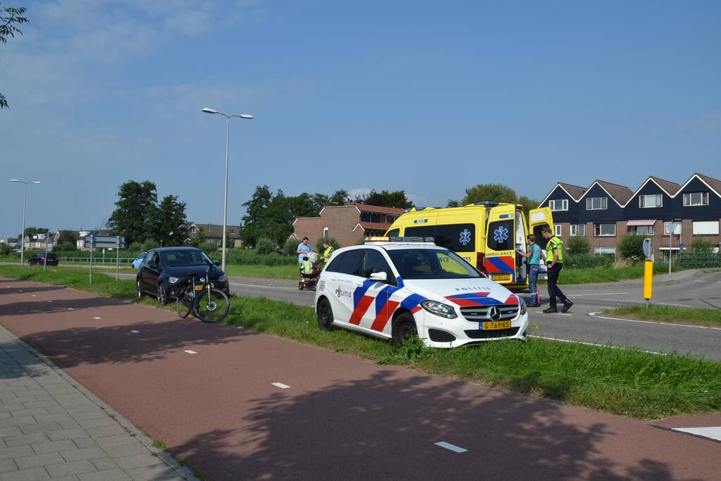 Personenauto in botsing met persoon op scootmobiel