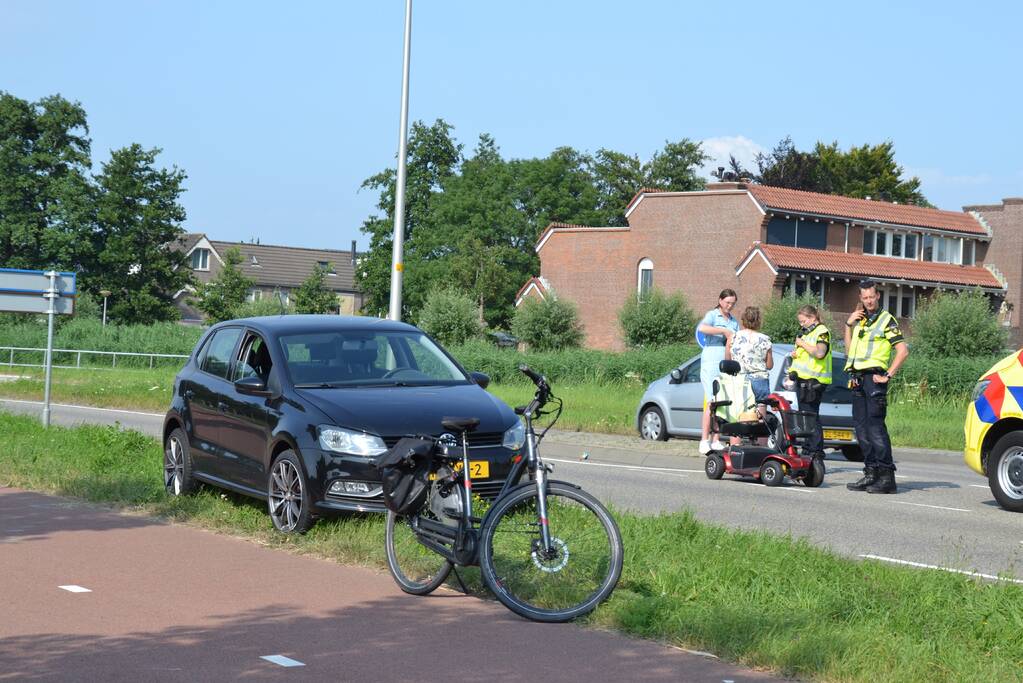 Personenauto in botsing met persoon op scootmobiel