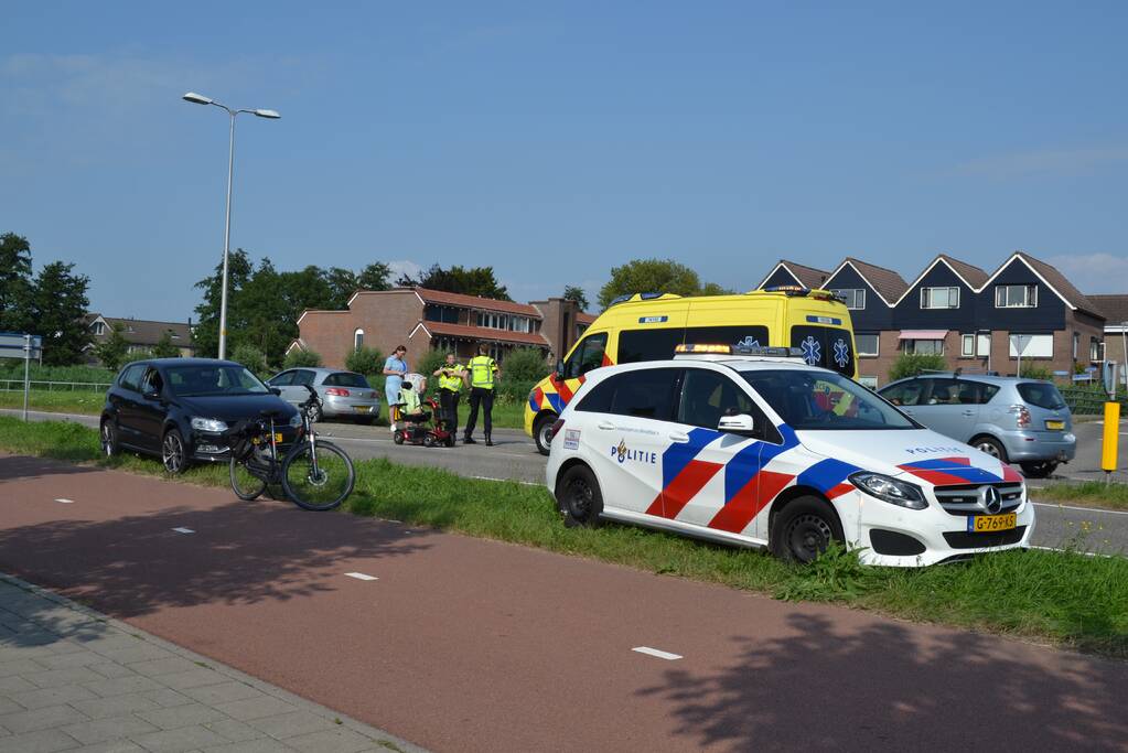 Personenauto in botsing met persoon op scootmobiel