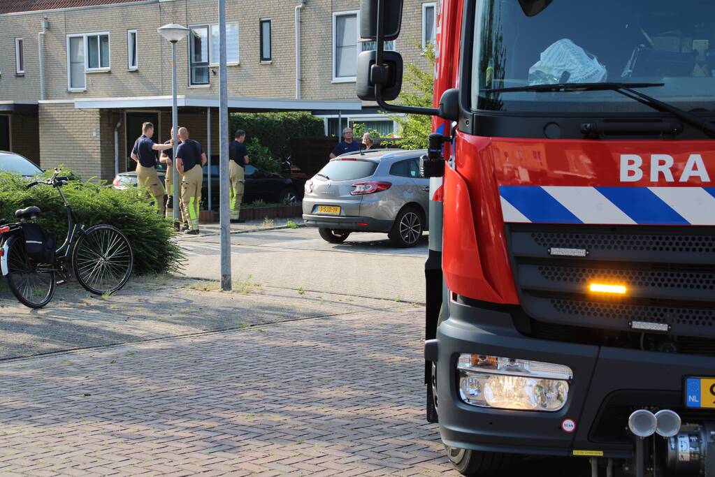 Brandweer sluit steeg af door instortingsgevaar