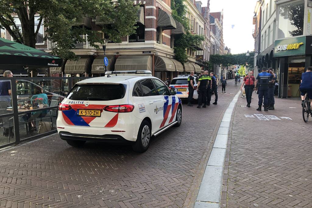 Persoon springt gracht in door aanhouding