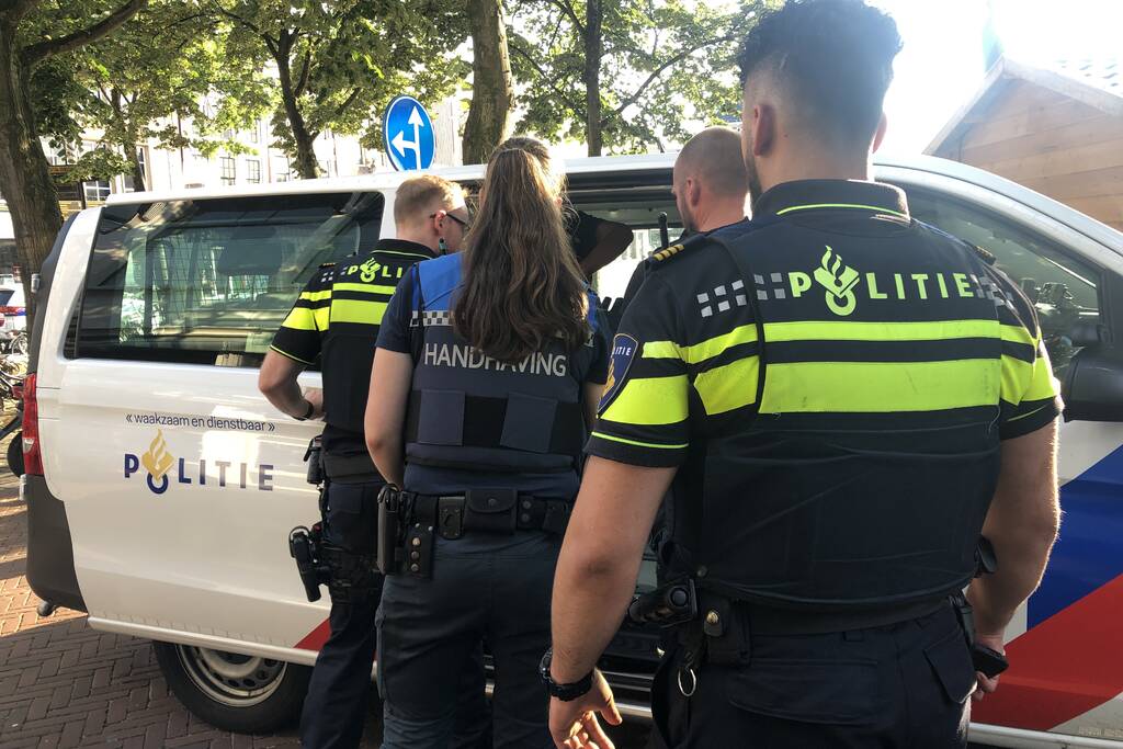 Persoon springt gracht in door aanhouding