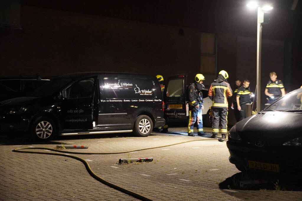 Lading in bestelbus vliegt in brand