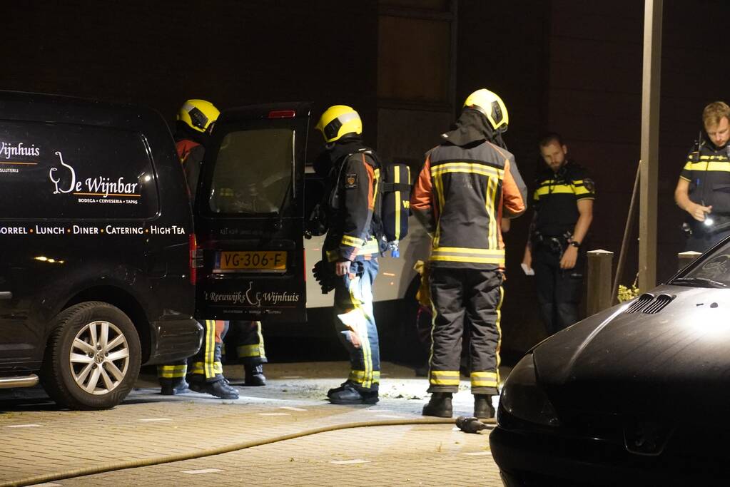 Lading in bestelbus vliegt in brand