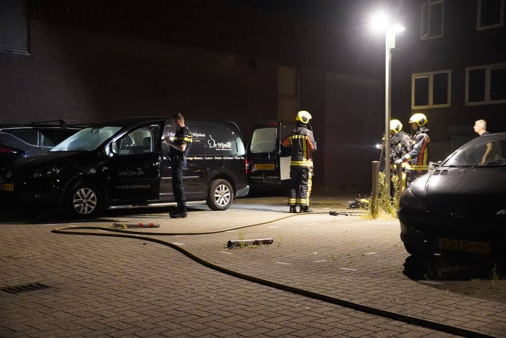 Lading in bestelbus vliegt in brand
