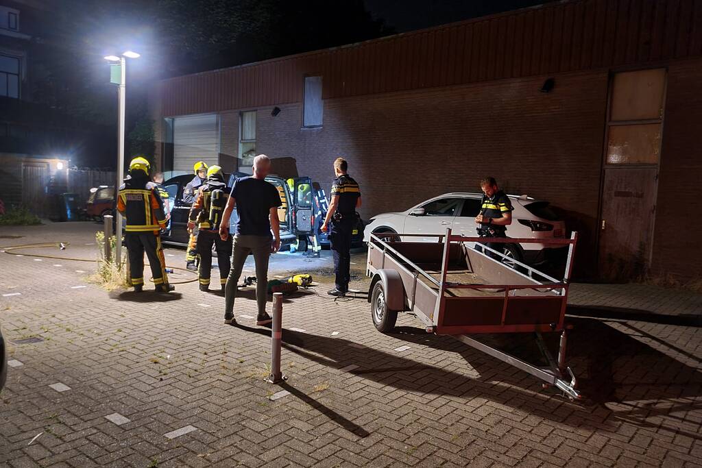 Lading in bestelbus vliegt in brand