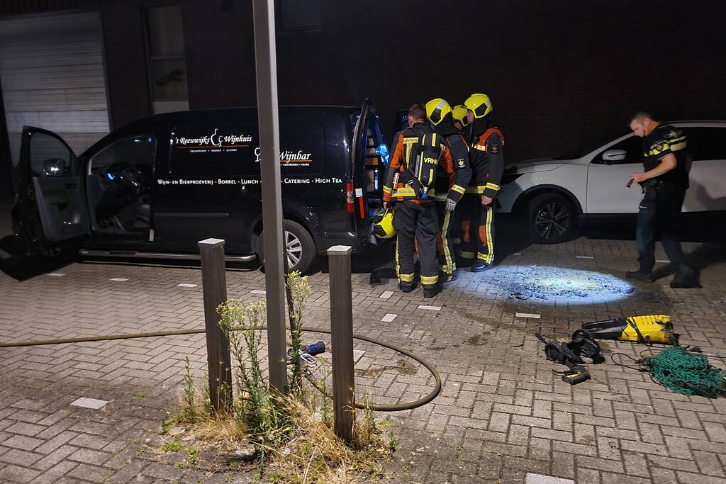 Lading in bestelbus vliegt in brand