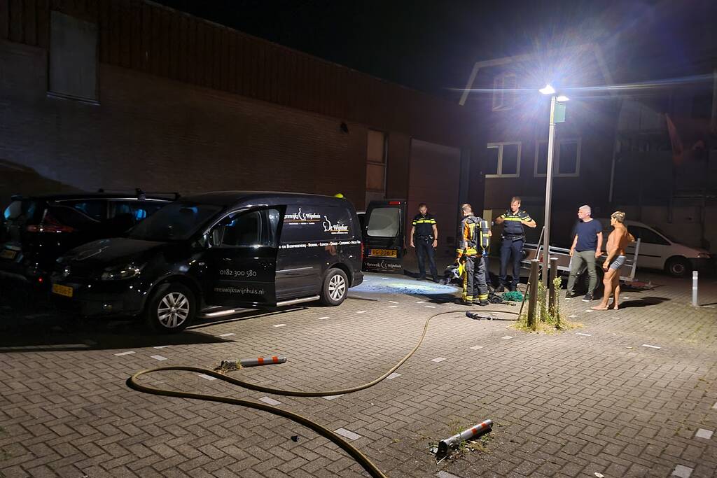 Lading in bestelbus vliegt in brand