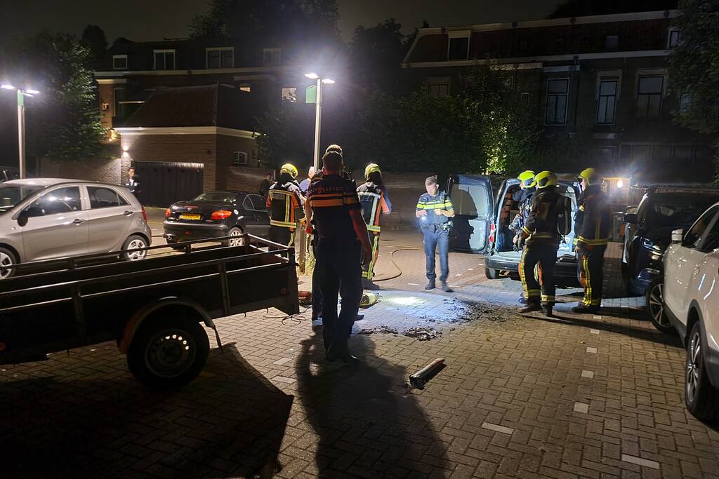 Lading in bestelbus vliegt in brand