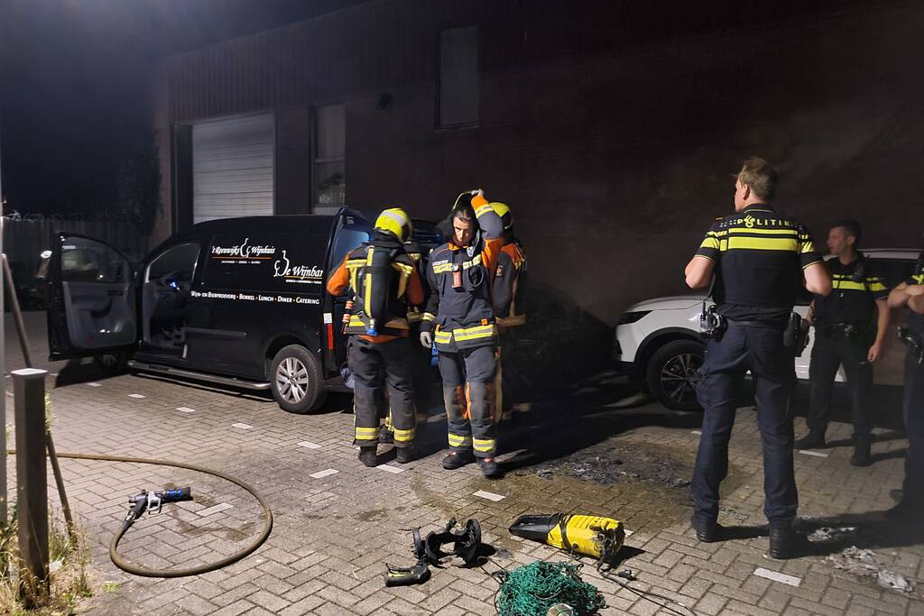 Lading in bestelbus vliegt in brand