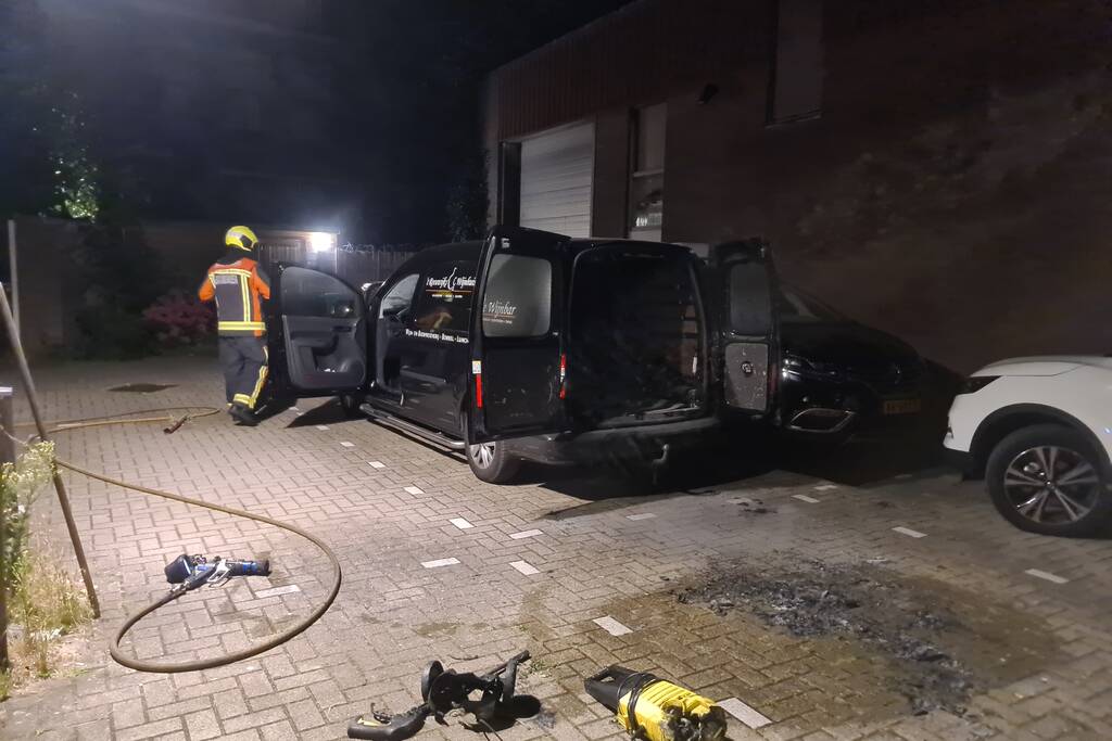 Lading in bestelbus vliegt in brand