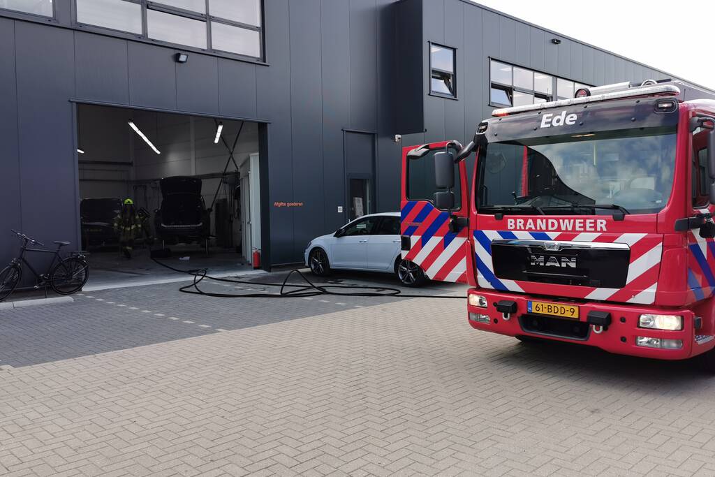 Brand door pelletkachel in autoschadebedrijf