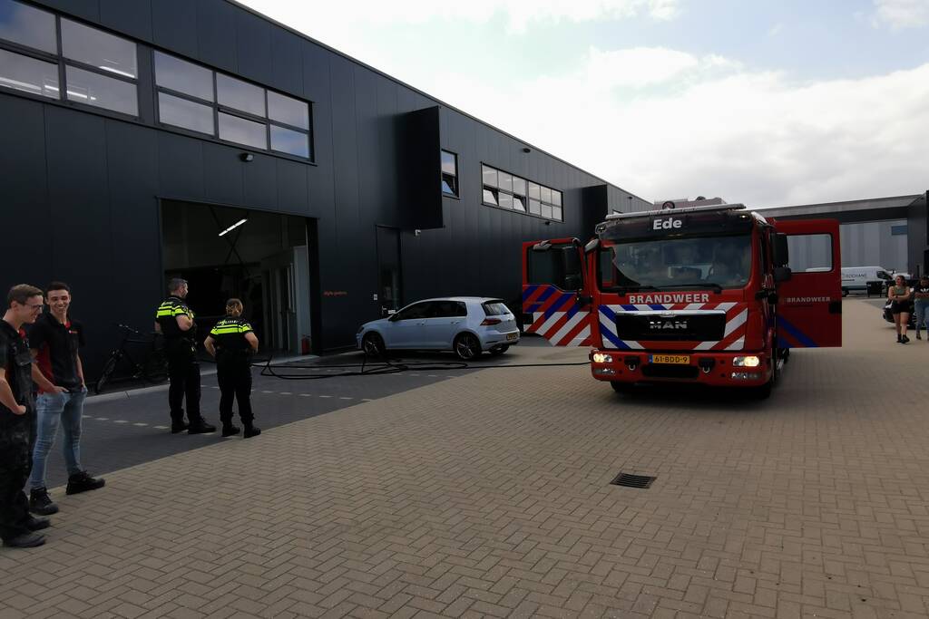 Brand door pelletkachel in autoschadebedrijf