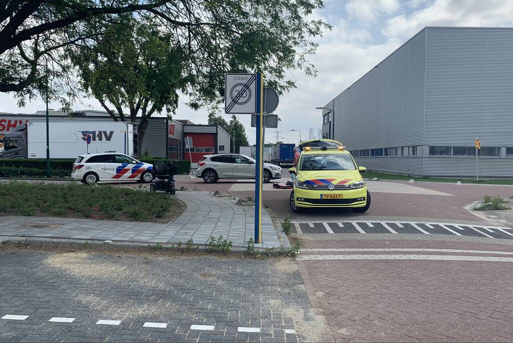 Bestuurder scootmobiel naar ziekenhuis na aanrijding met automobilist
