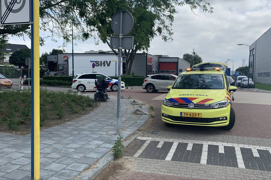Bestuurder scootmobiel naar ziekenhuis na aanrijding met automobilist