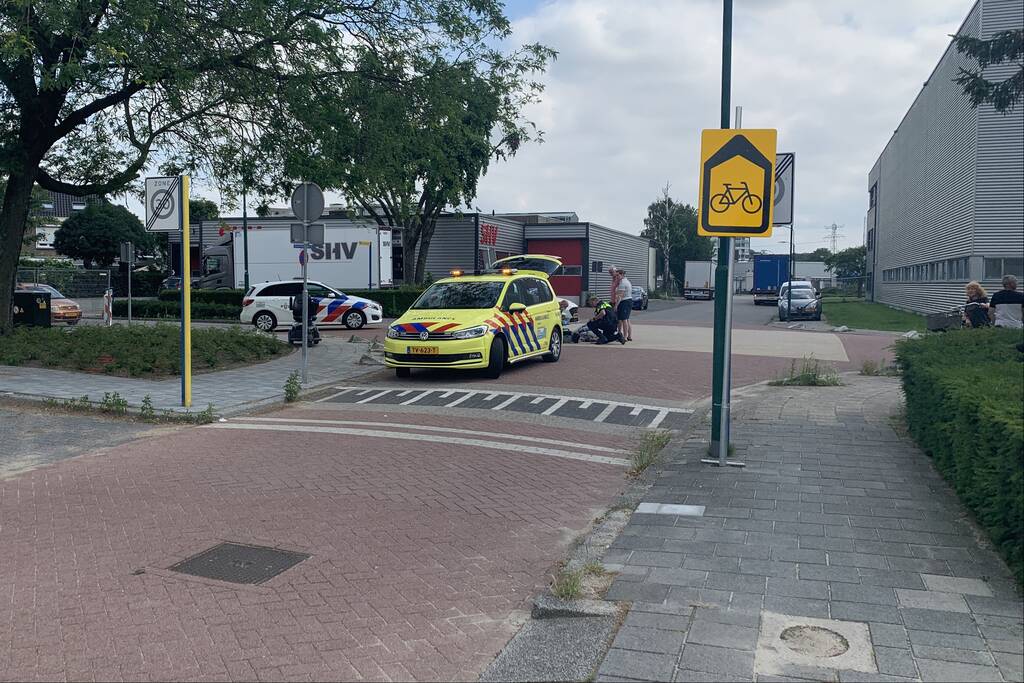 Bestuurder scootmobiel naar ziekenhuis na aanrijding met automobilist