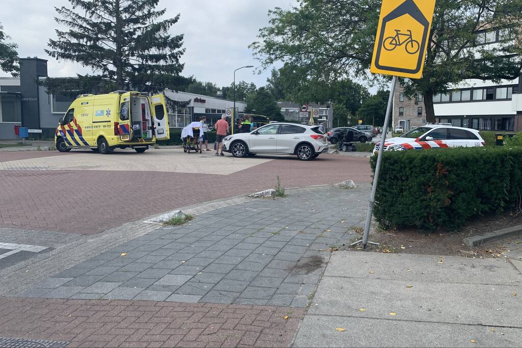 Bestuurder scootmobiel naar ziekenhuis na aanrijding met automobilist