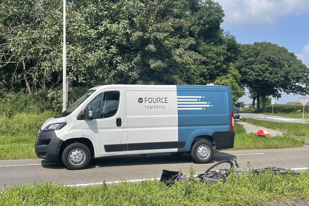 Vrouw op fiets overleden bij aanrijding met bestelbus