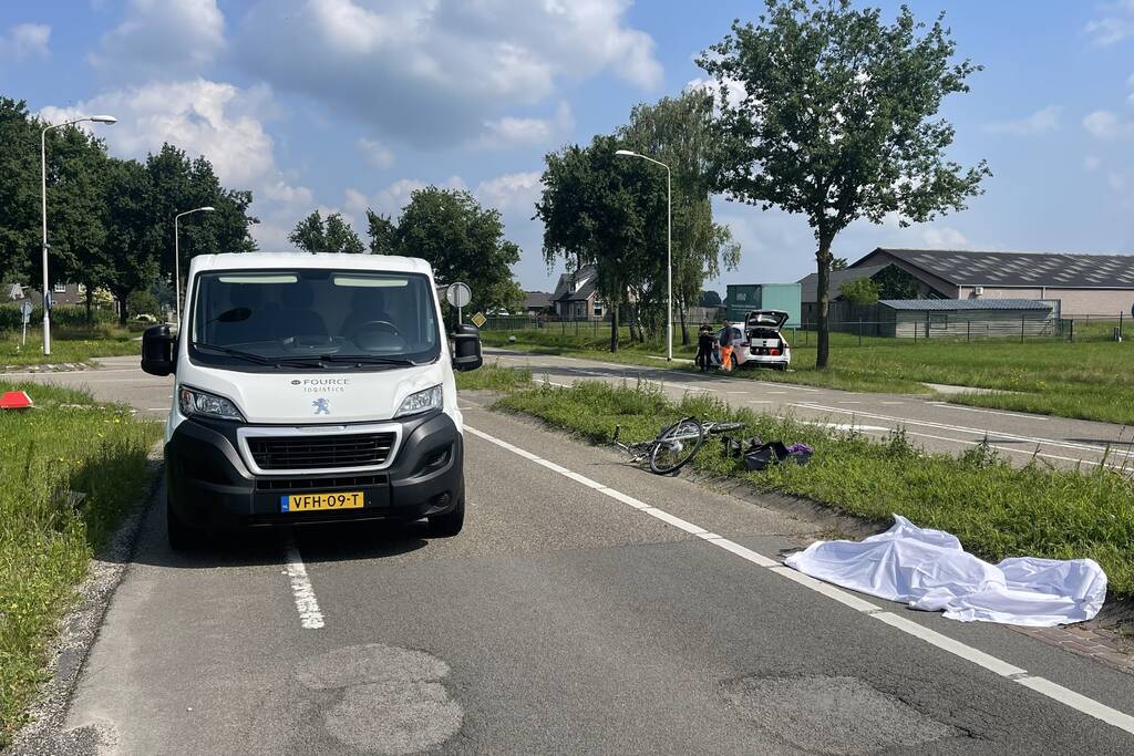 Vrouw op fiets overleden bij aanrijding met bestelbus