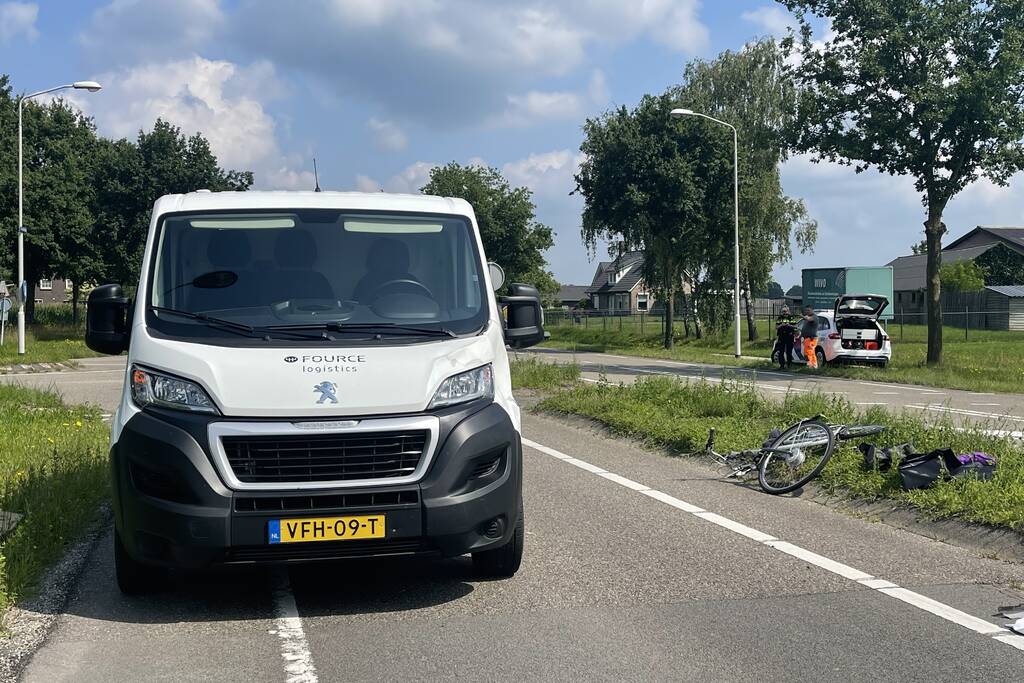 Vrouw op fiets overleden bij aanrijding met bestelbus