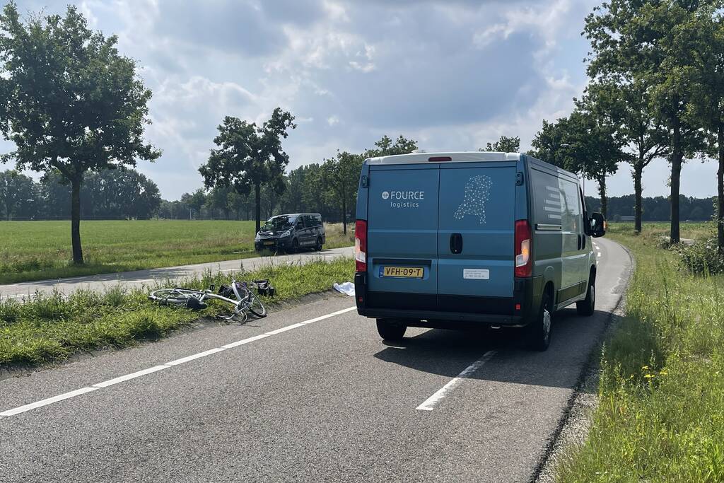 Vrouw op fiets overleden bij aanrijding met bestelbus