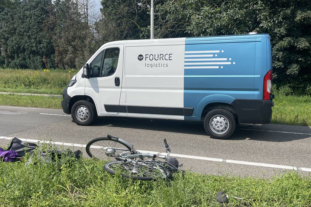 Vrouw op fiets overleden bij aanrijding met bestelbus