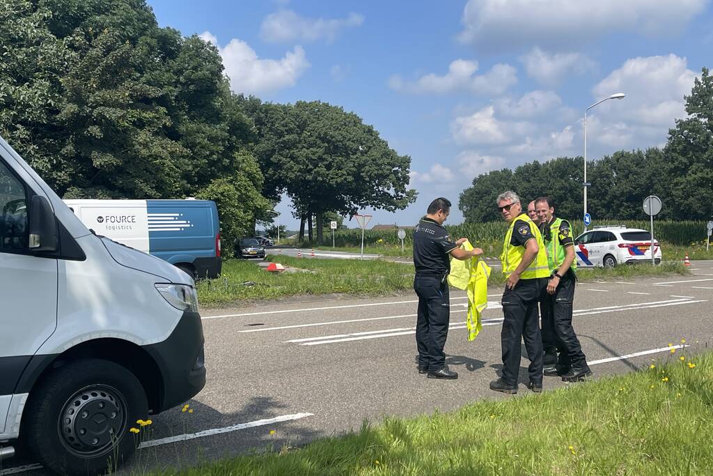 Vrouw op fiets overleden bij aanrijding met bestelbus