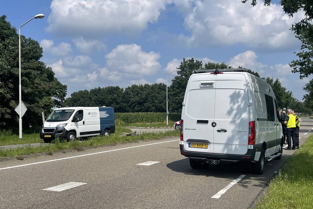 Vrouw op fiets overleden bij aanrijding met bestelbus