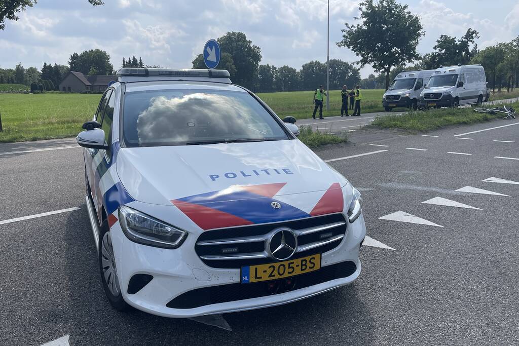 Vrouw op fiets overleden bij aanrijding met bestelbus