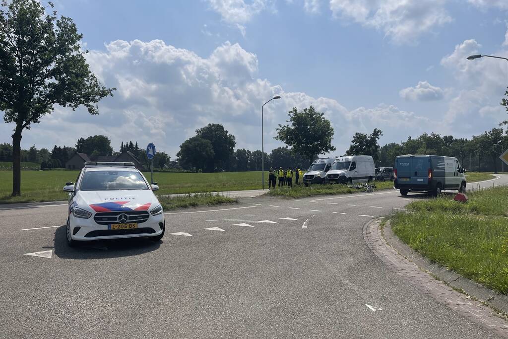 Vrouw op fiets overleden bij aanrijding met bestelbus