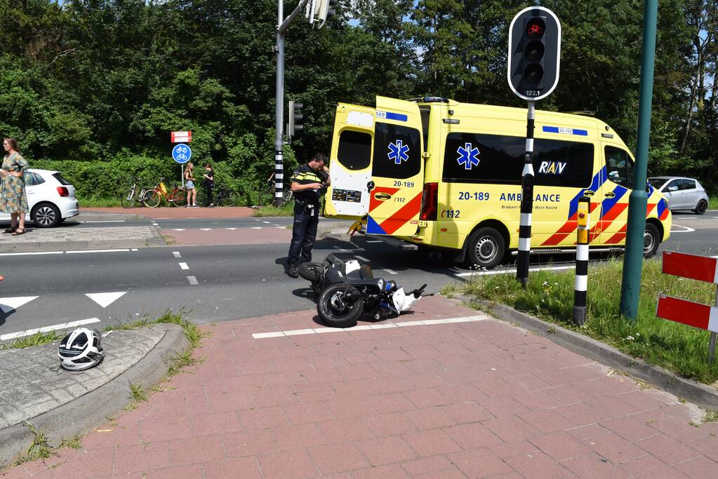 Les-scooterrijdster gelanceerd tegen vrachtwagen
