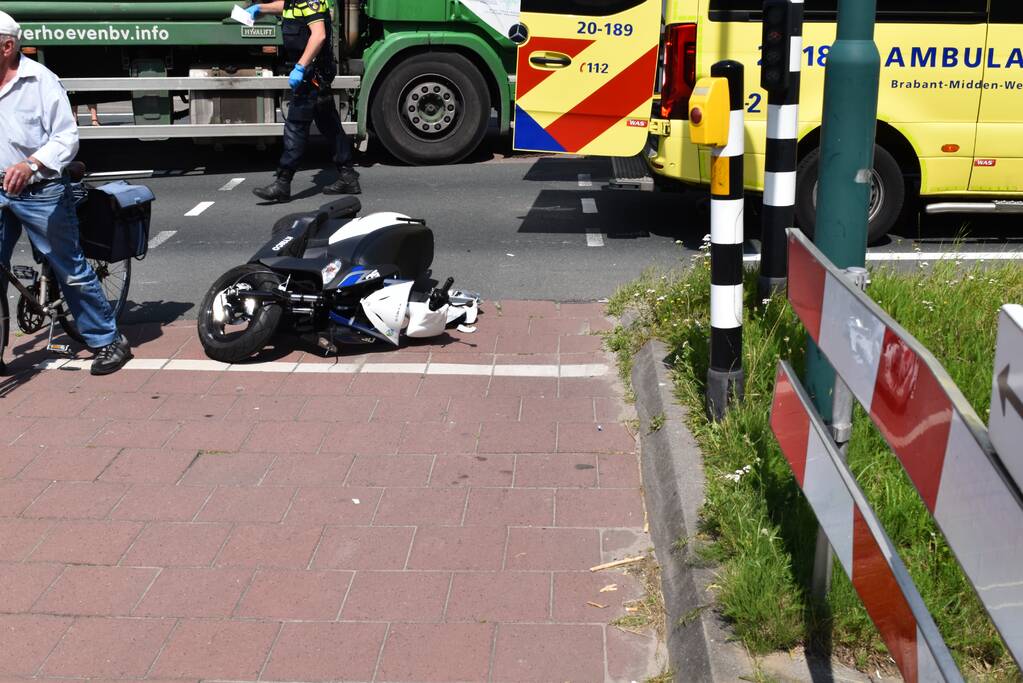 Les-scooterrijdster gelanceerd tegen vrachtwagen