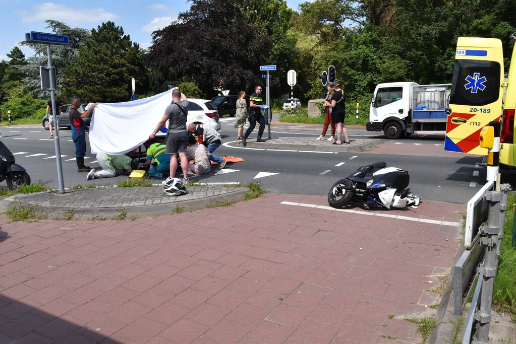 Les-scooterrijdster gelanceerd tegen vrachtwagen