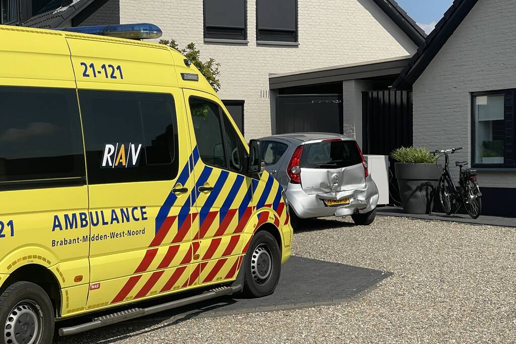 Bestuurster rijdt van schrik door na kop-staart ongeval