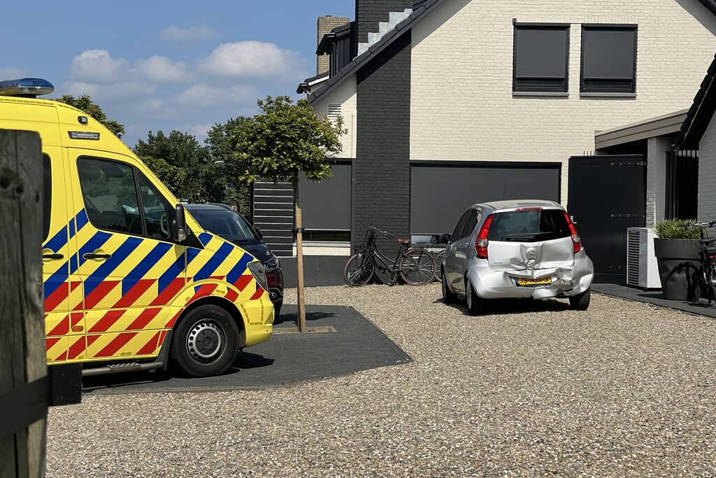 Bestuurster rijdt van schrik door na kop-staart ongeval