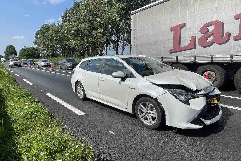 Bestuurster rijdt van schrik door na kop-staart ongeval