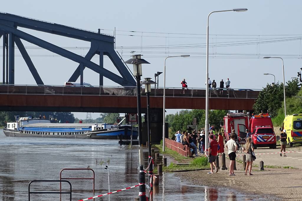 Binnenvaartschip verliest auto en stuurhut na aanvaring met brug